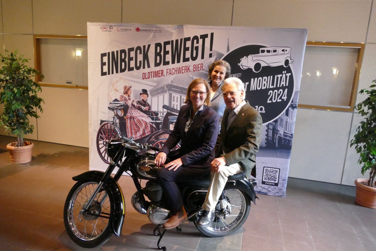 Freuen sich über die guten Ergebnisse (v.l.): Dr. Sabine Michalek, Bürgermeisterin Stadt Einbeck sowie Gabriele Rehkopf und Karl-Heinz Rehkopf, Stifterehepaar PS.SPEICHER.